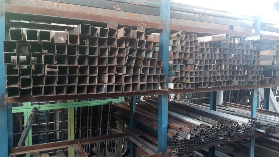 Perfiles de fierro cuadrados desde 40x40mm y 50x50mm de largo desde 40cms hasta 250cms.